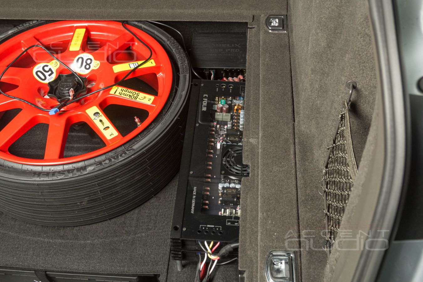 Выбор и монтаж усилителей AB класса в компактный Porsche Macan