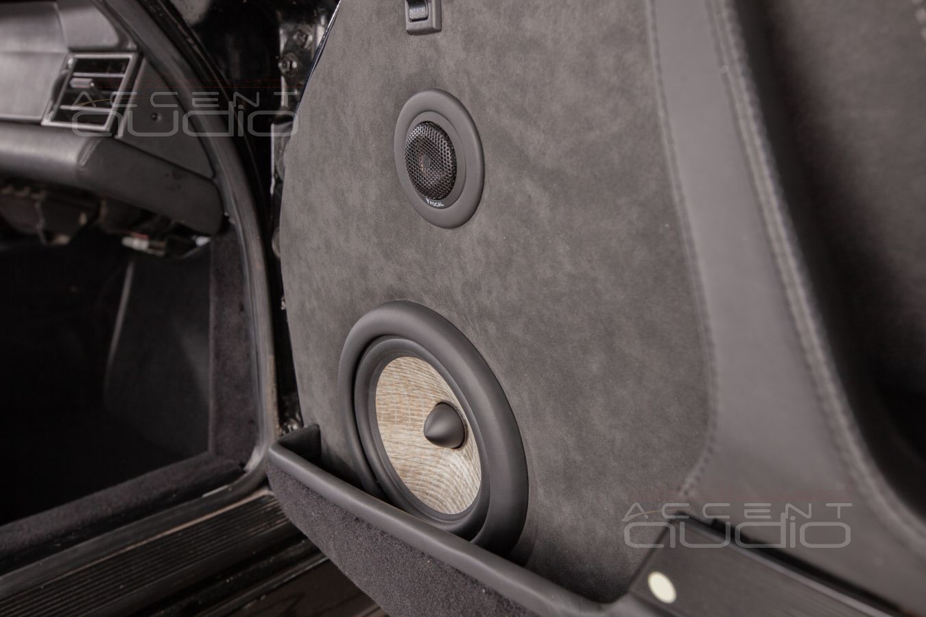 Комплект из двух подиумов для установки 165 мм мидбасовых излучателей в Porsche Carrera2 19XX-19XX.