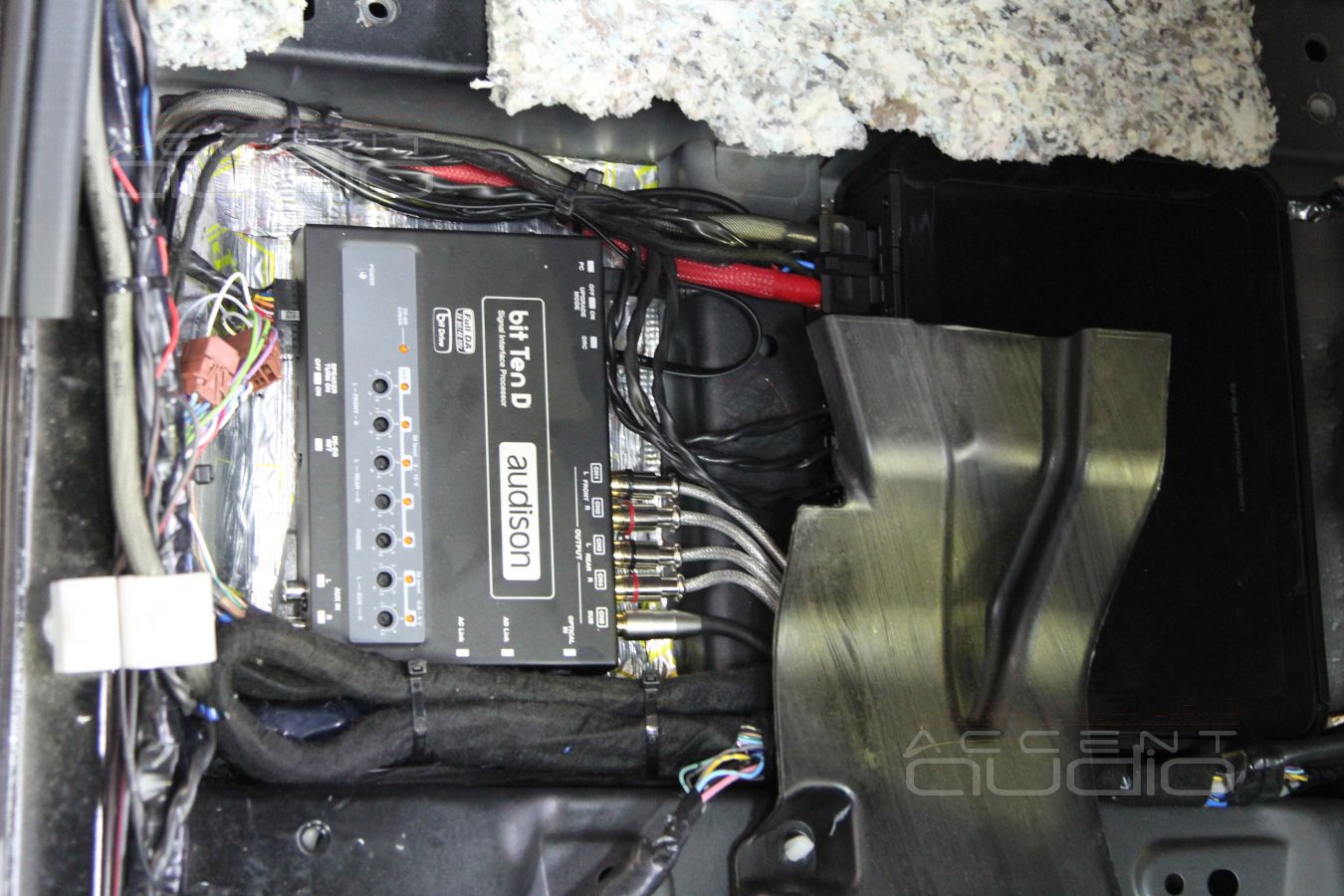 Куда установить усилитель в X-Trail ?