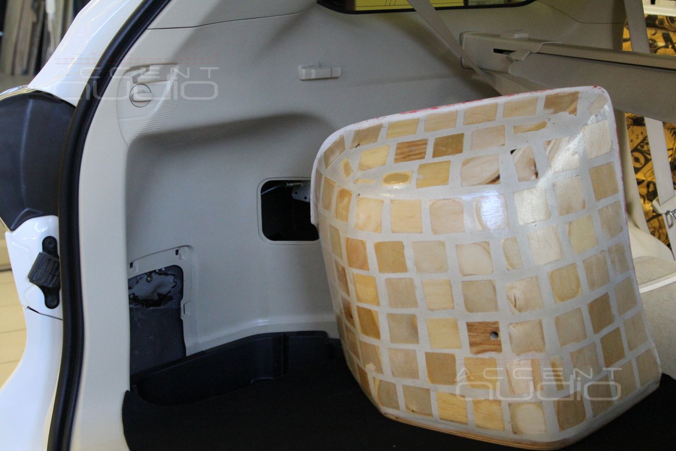 Установка сабвуфера Focal P25FS