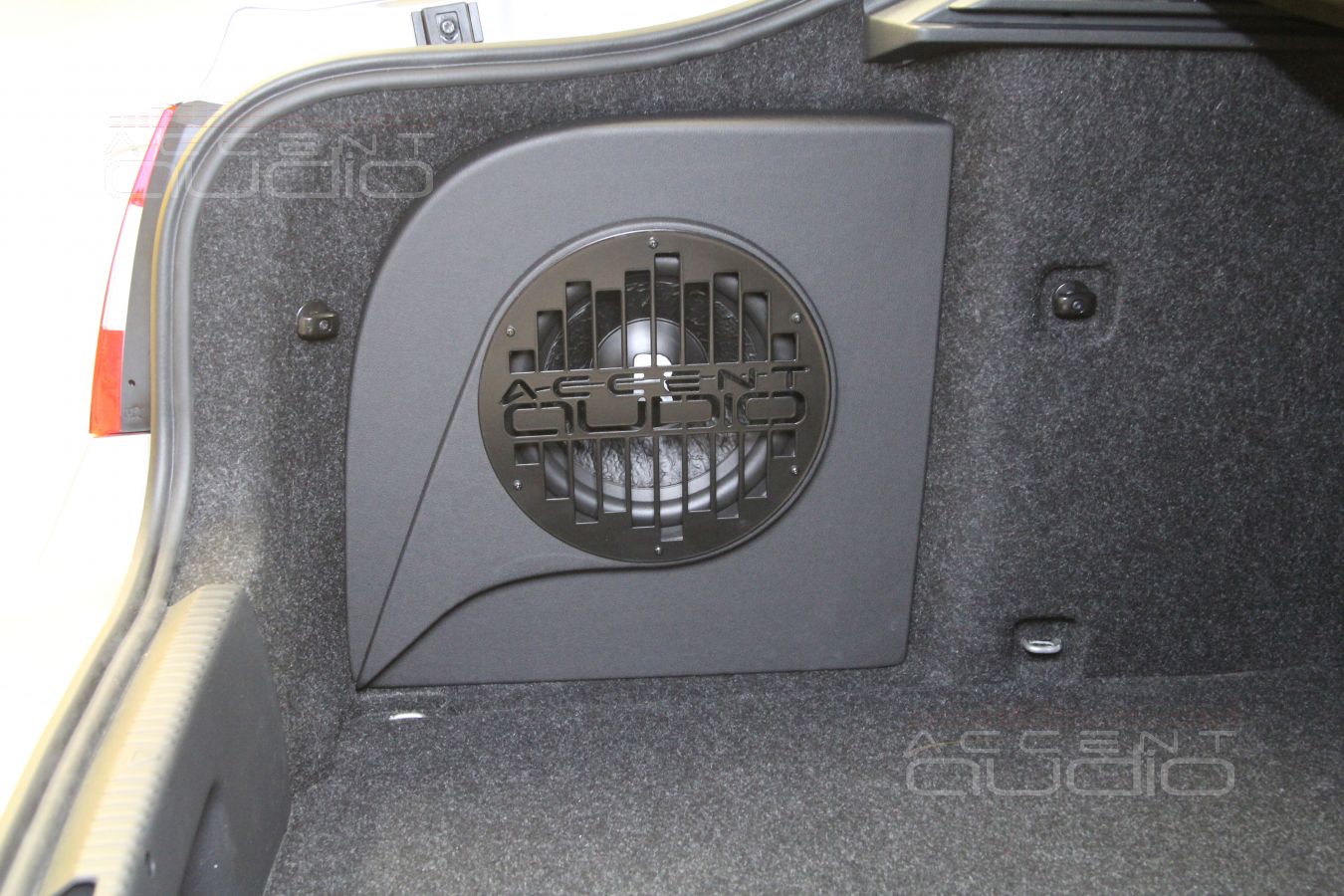 Настоящий сабвуфер-стелс для Skoda Octavia