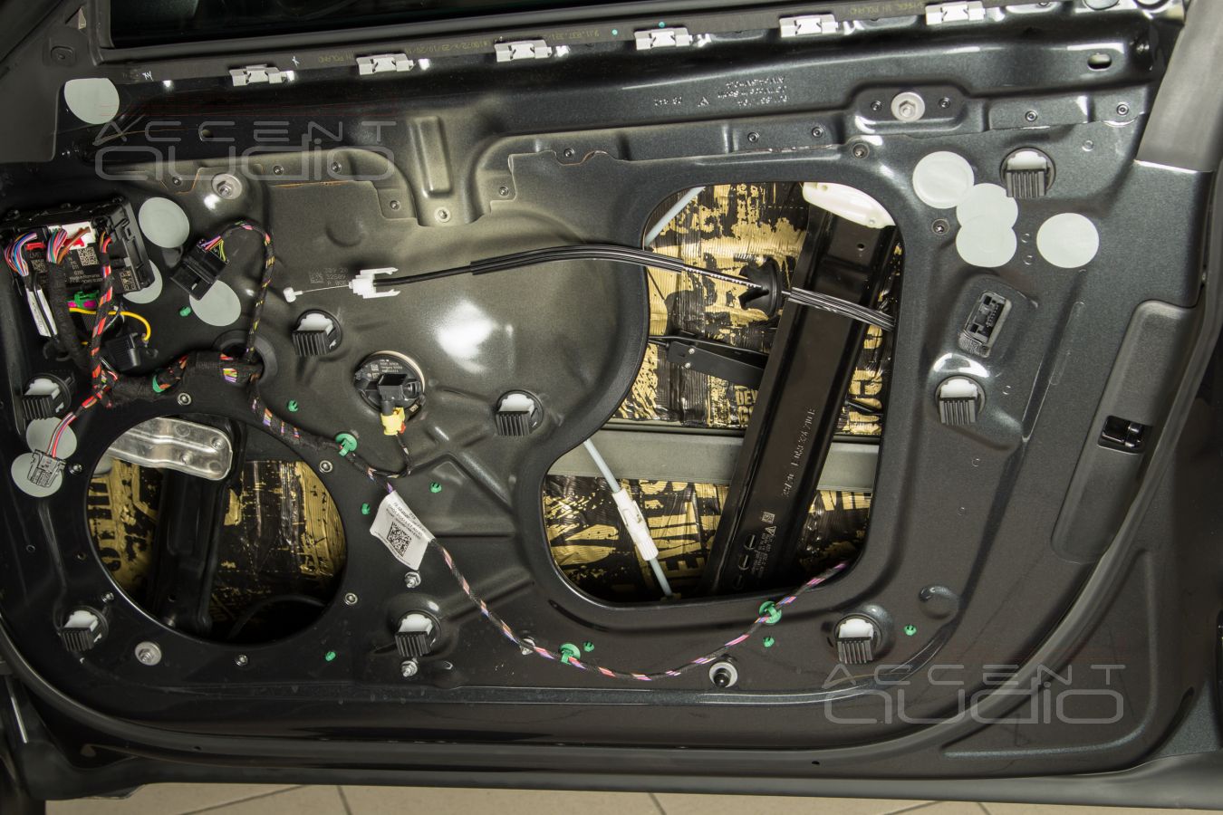 Аудиоподготовка дверей и монтаж мидбасовых динамиков Brax ML6P в Porsche Taycan