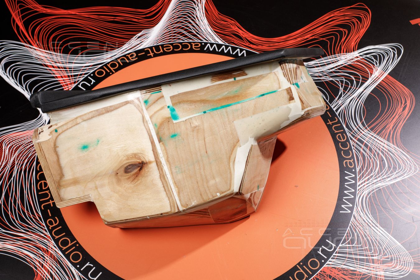 Настоящий американский бас, встроенный в крыло Audi Q5 ll: сабвуфер-стелс от Accent-Audio