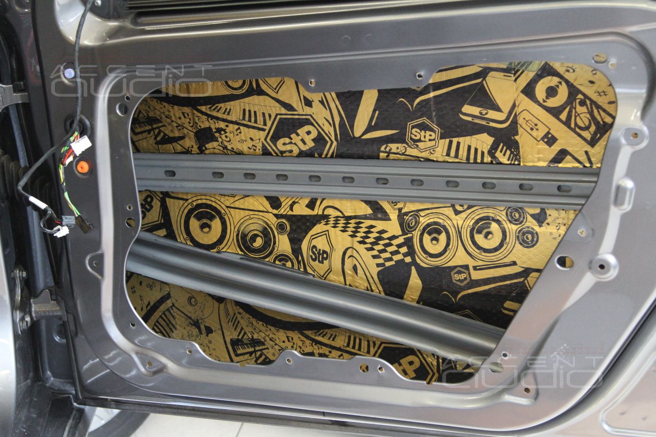 Аудиоподготовка дверей и установка акустики в Mercedes-Benz GLA