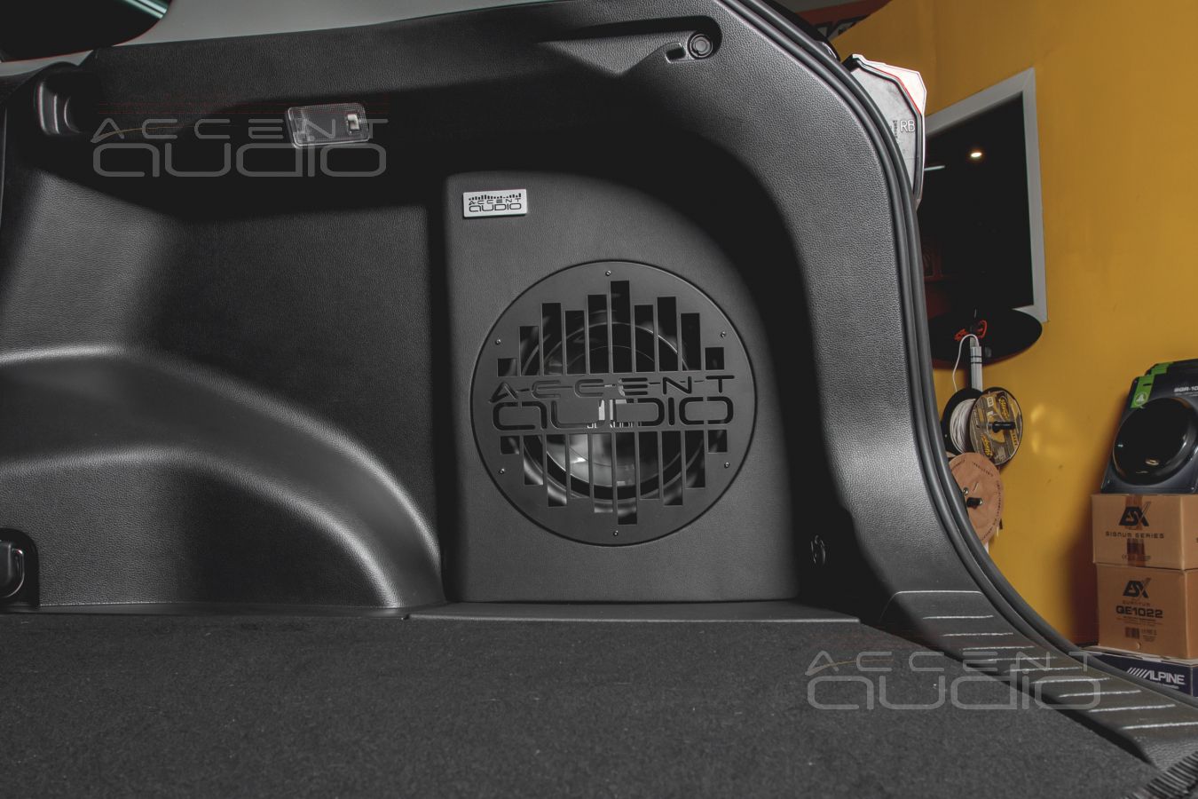 Сабвуфер-стелс для Toyota RAV4 – единственно возможное решение