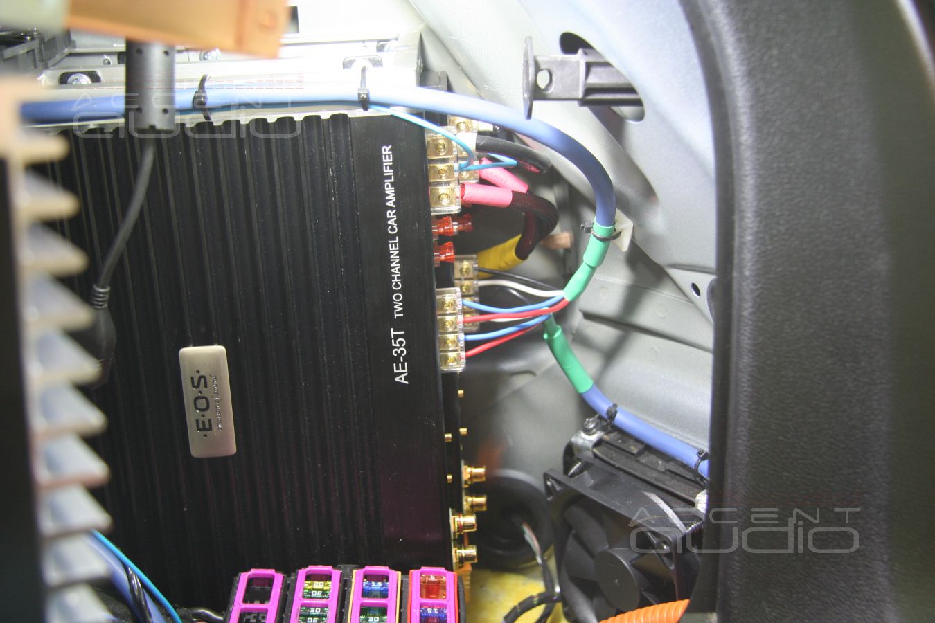 Скрытая установка усилителей в Audi 2011