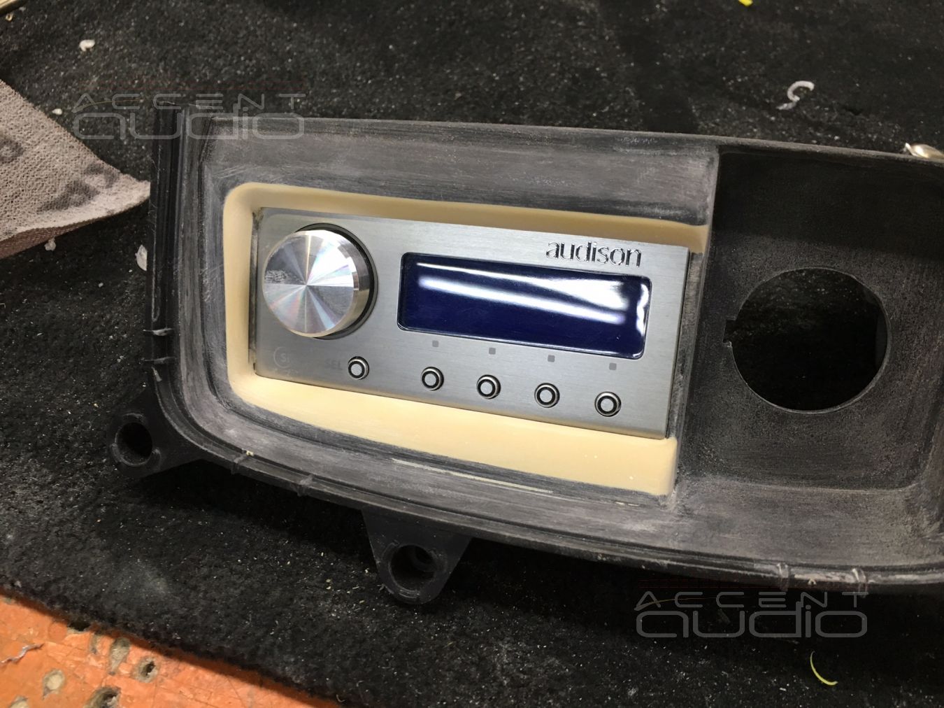 Установка управляющей панели Audison DRC вместо пепельницы Acura MDX