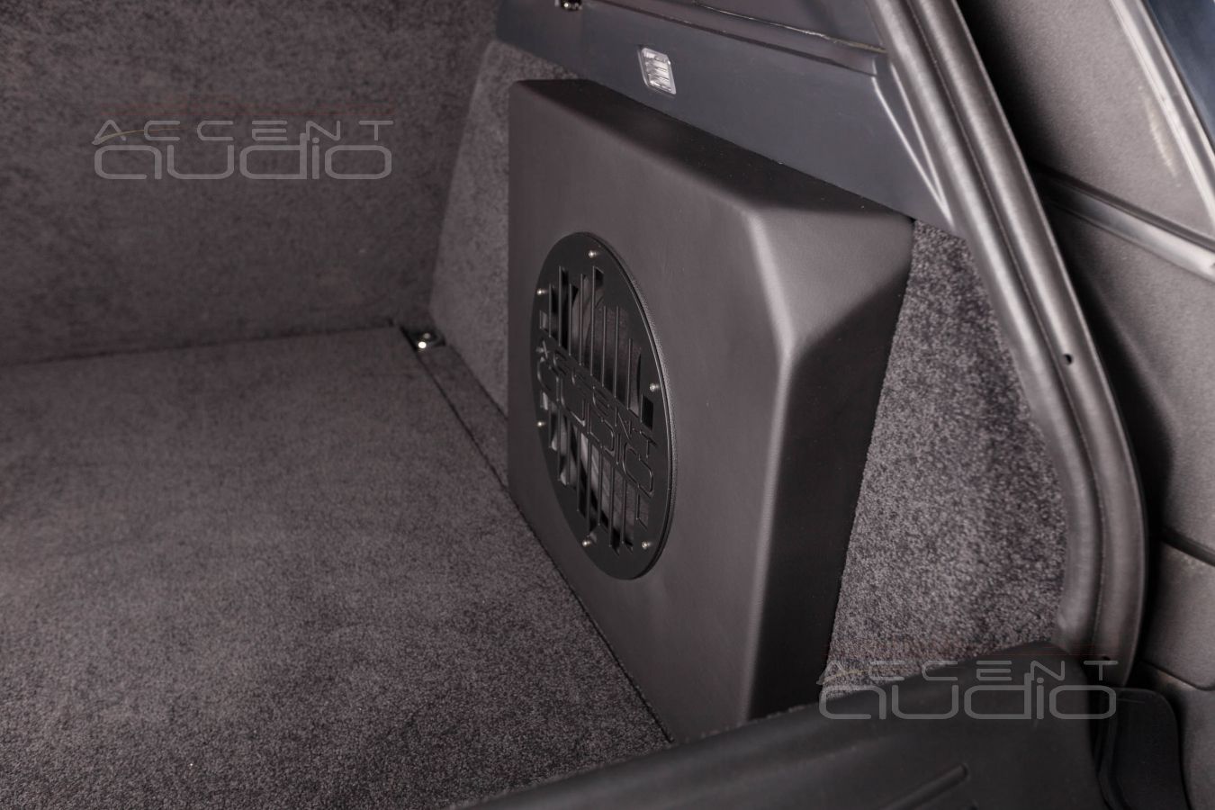 Сабвуфер-стелс c динамиком Dego 10 специально для Range Rover Vogue