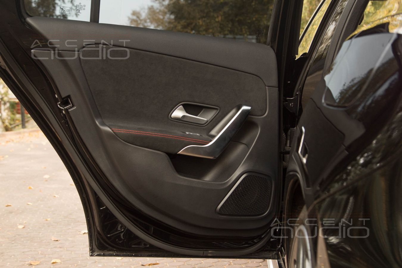 Тыловая акустика в Mercedes-Benz A 45 штатно – для плотной электроники и объема