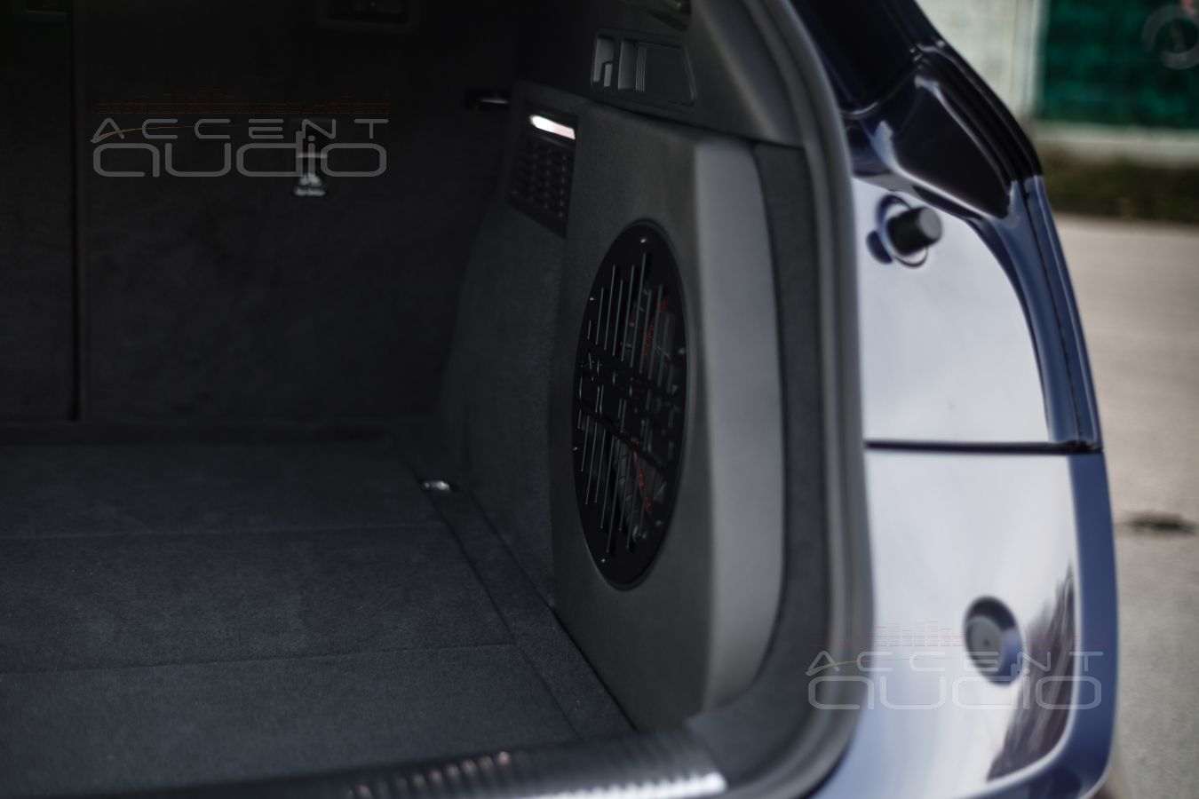Сабвуфер-стелс с головкой Kicker – как он должен быть в Audi Q5