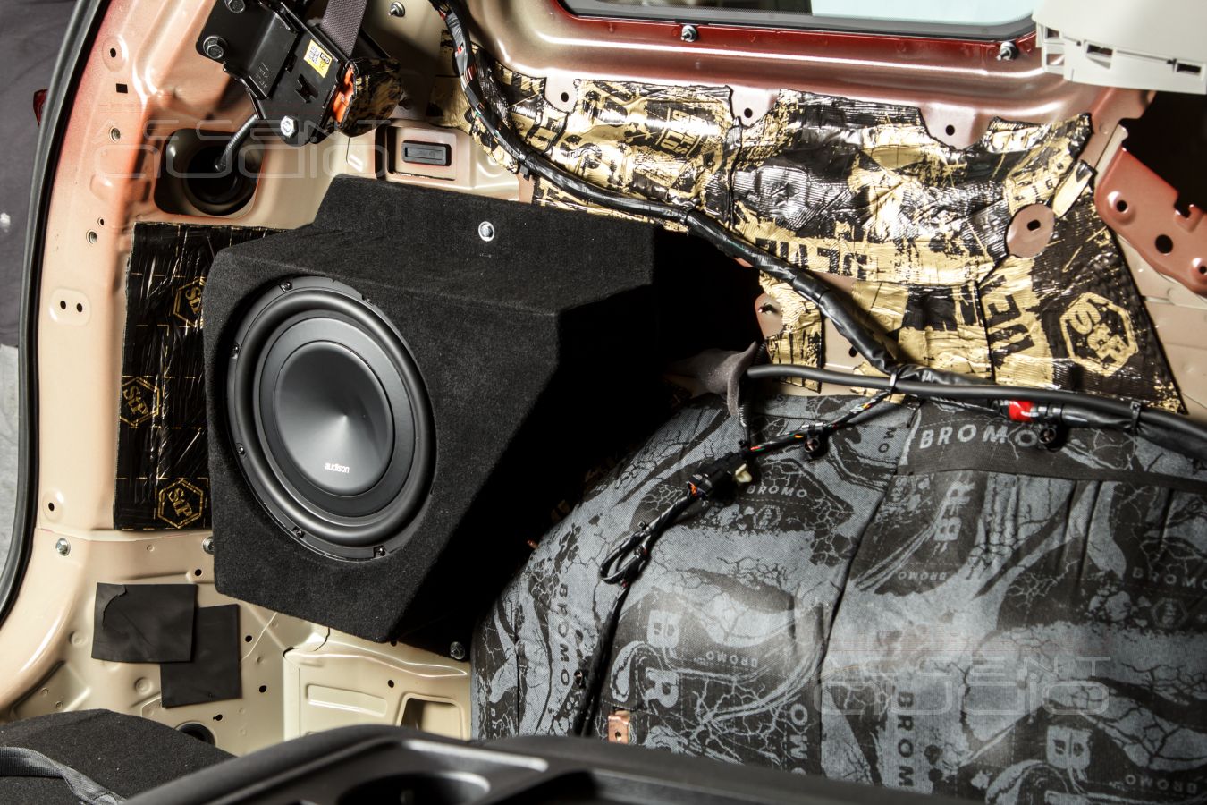 Полная интеграция = штатное решение: сабвуфер-стелс в Kia Carnival