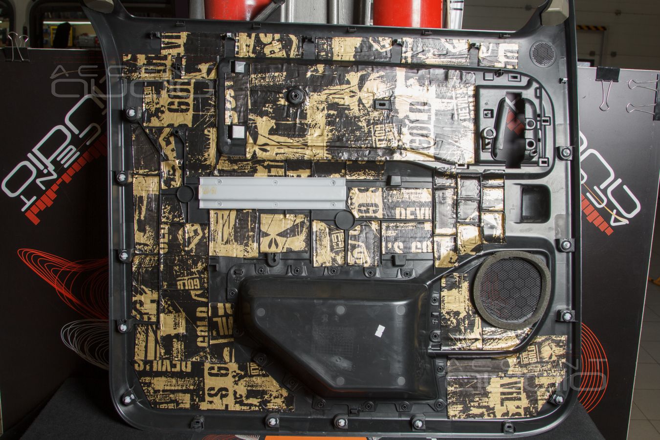 Аудиоподготовка, новые, быстрые и плотные мидбасы SOAudio в дверях Opel Zafira Life