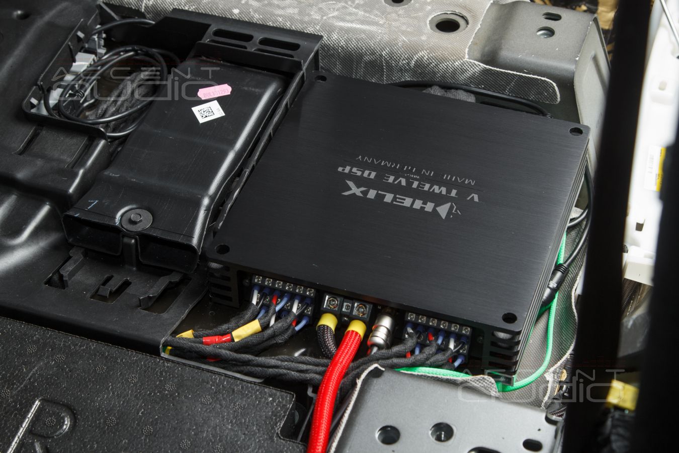 Установка ДВЕНАДЦАТИКАНАЛЬНОГО усилителя Helix VTwelve DSP MK2 в Range Rover