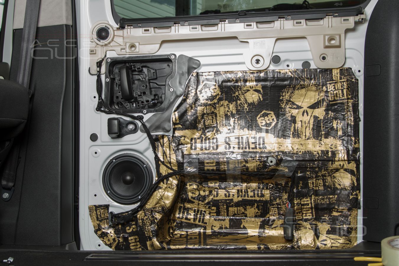 Аудиоподготовка, новые, быстрые и плотные мидбасы SOAudio в дверях Opel Zafira Life