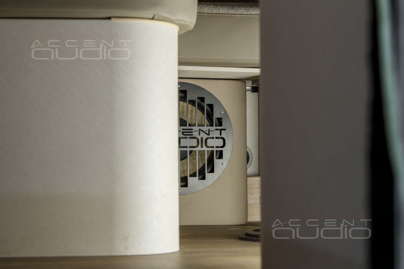 Домашний автомобильный сабвуфер Focal P25F в интерьере автодома