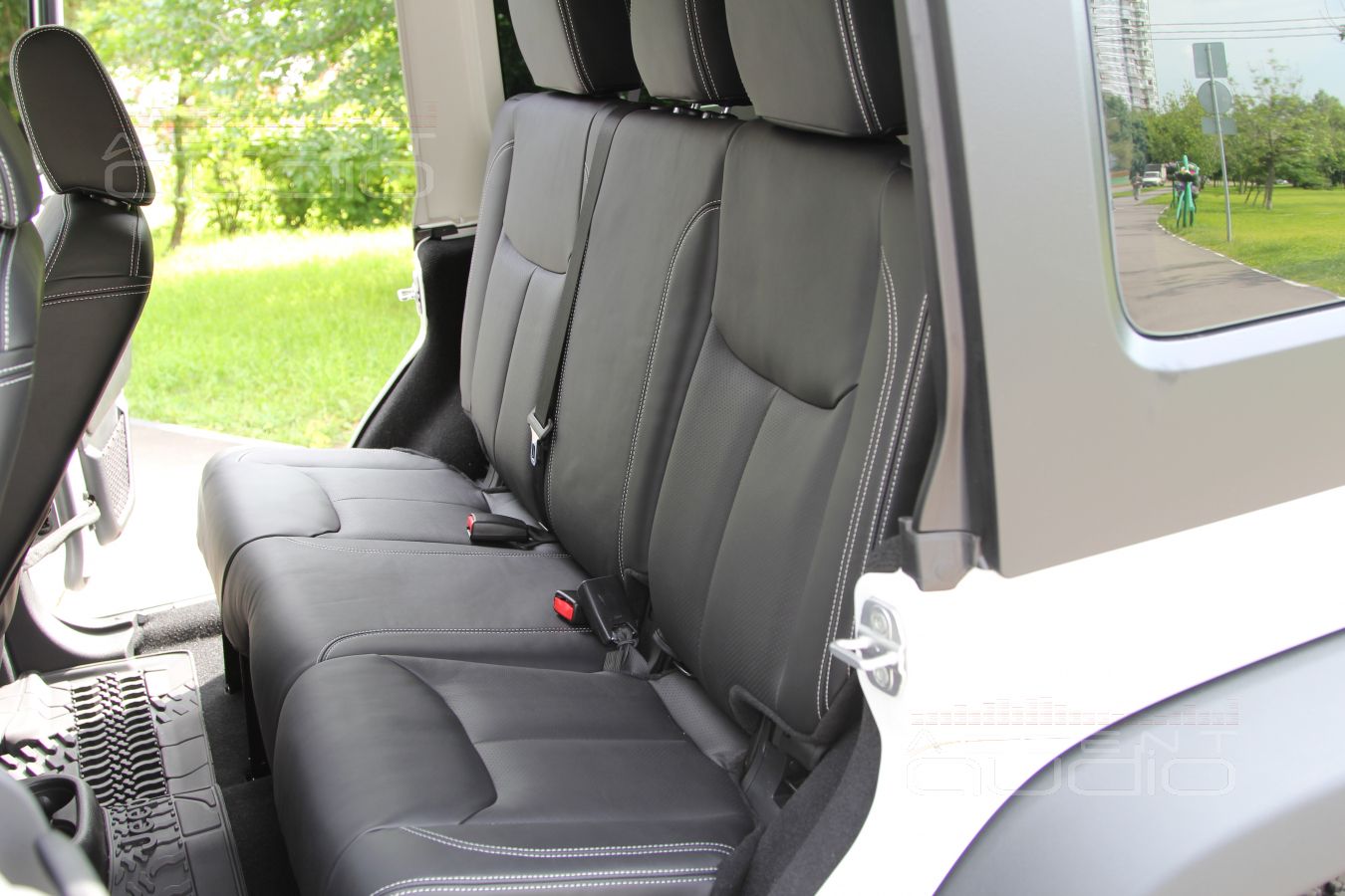 Пошив салона: качество кожи Nappa в сочетании с сидениями Jeep