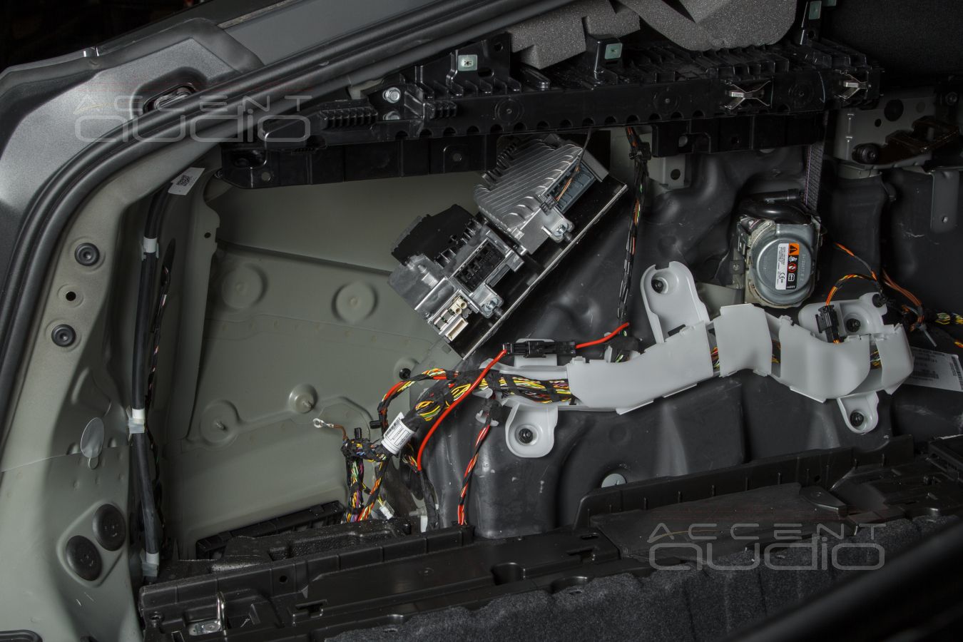 Стильный сабвуфер-стелс Focal FLAX для BMW X6 III (G06)