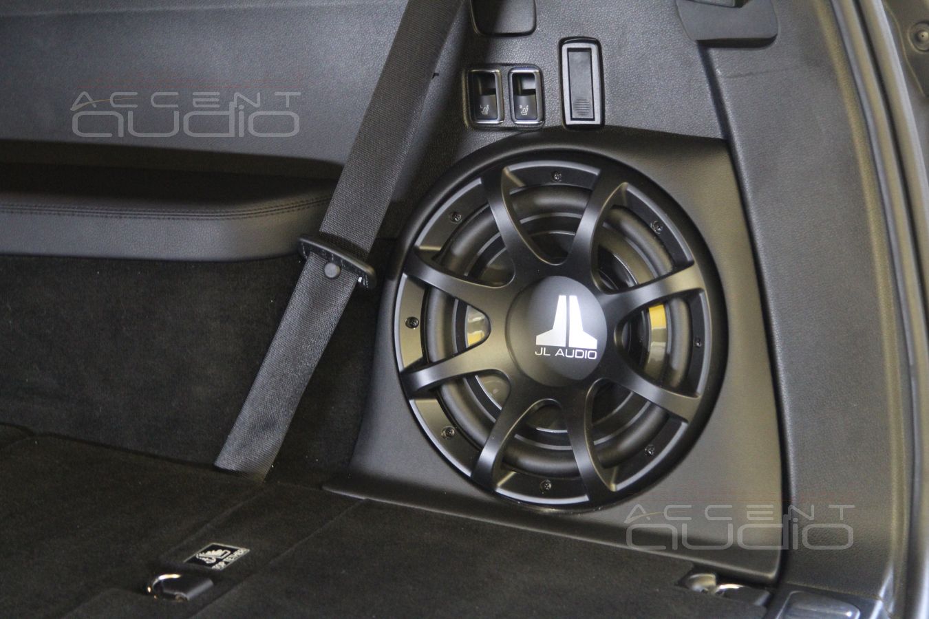 Встроенный Cабвуфер JLAudio 10TW3 в Mercedes-Benz GLS
