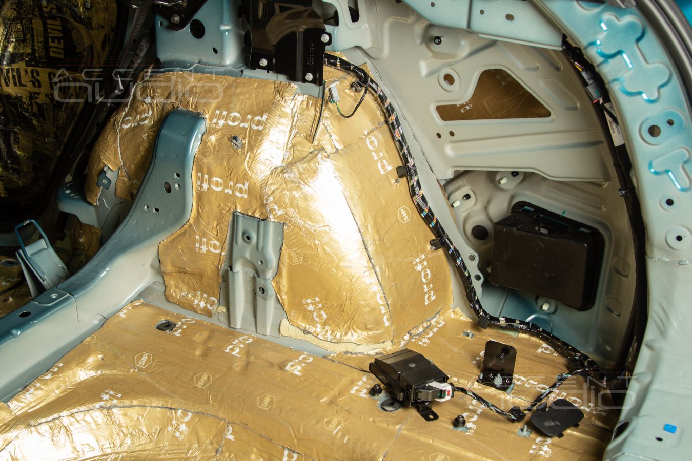 Шумоизоляция Geely Monjaro: первый слой - самый важный !