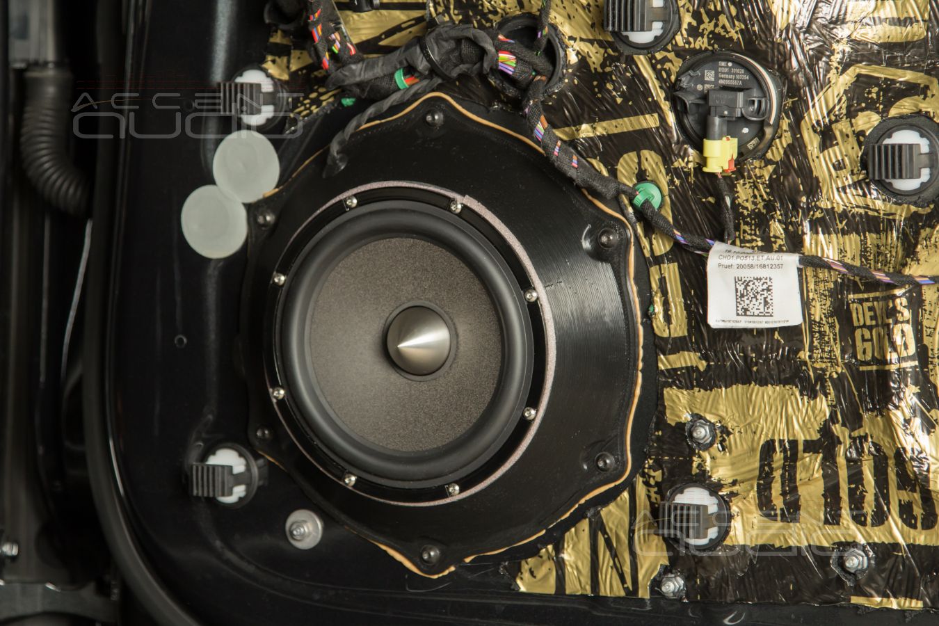 Аудиоподготовка дверей и монтаж мидбасовых динамиков Brax ML6P в Porsche Taycan