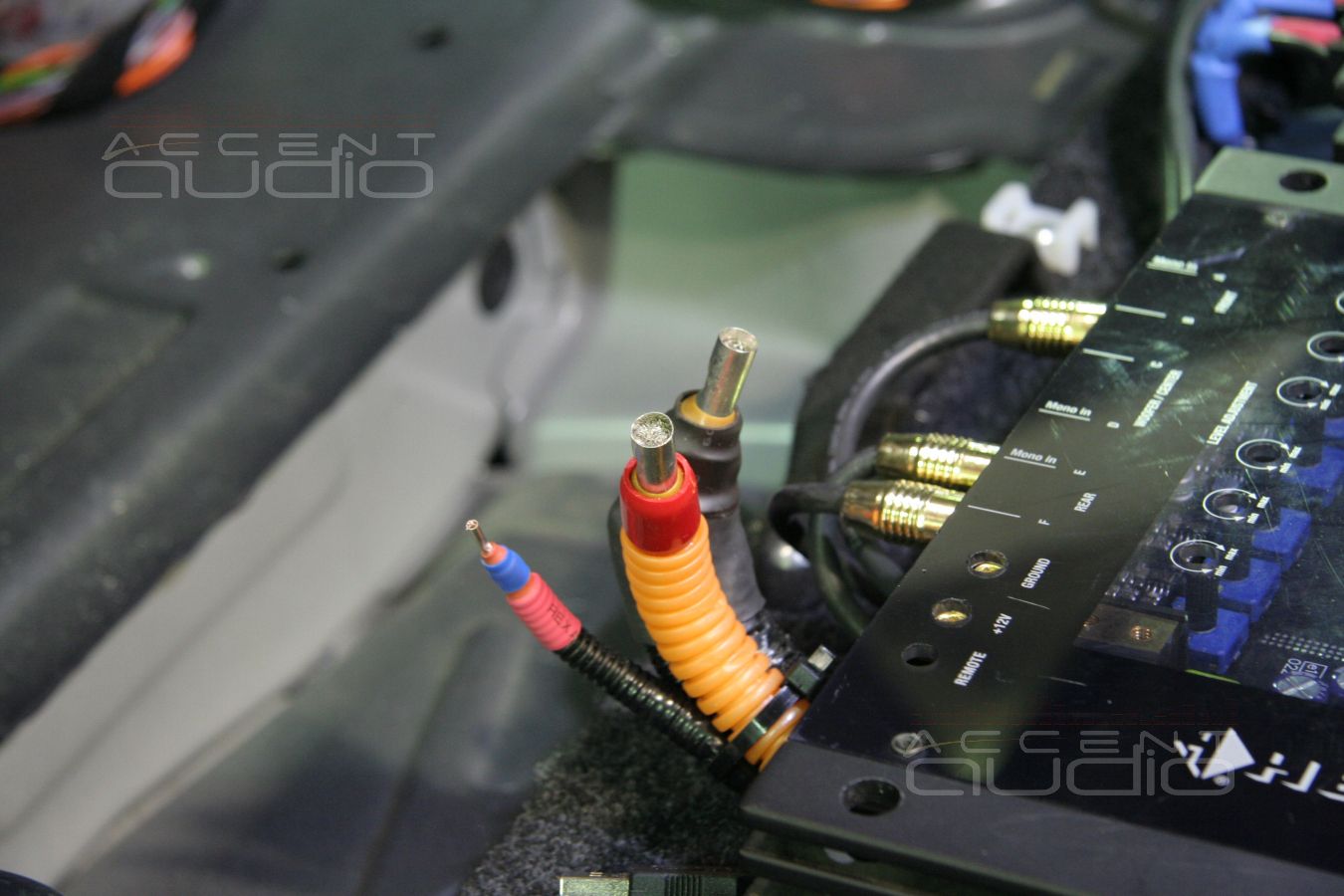 Прокладка силовой и акустической проводки, коммутация