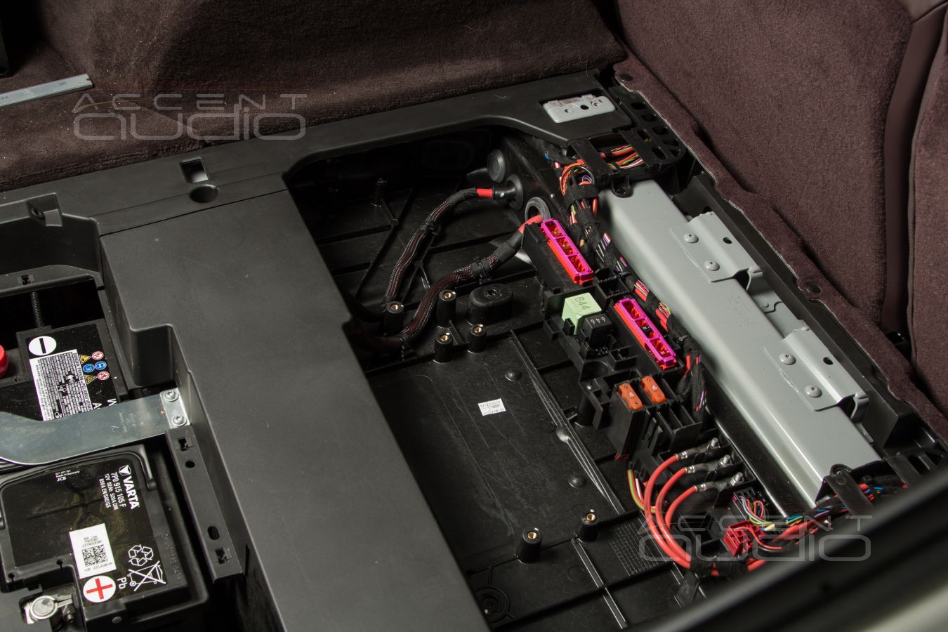 Самый технологичный и красивый монтаж усилителей Helix и Hertz в новый Porsche Panamera