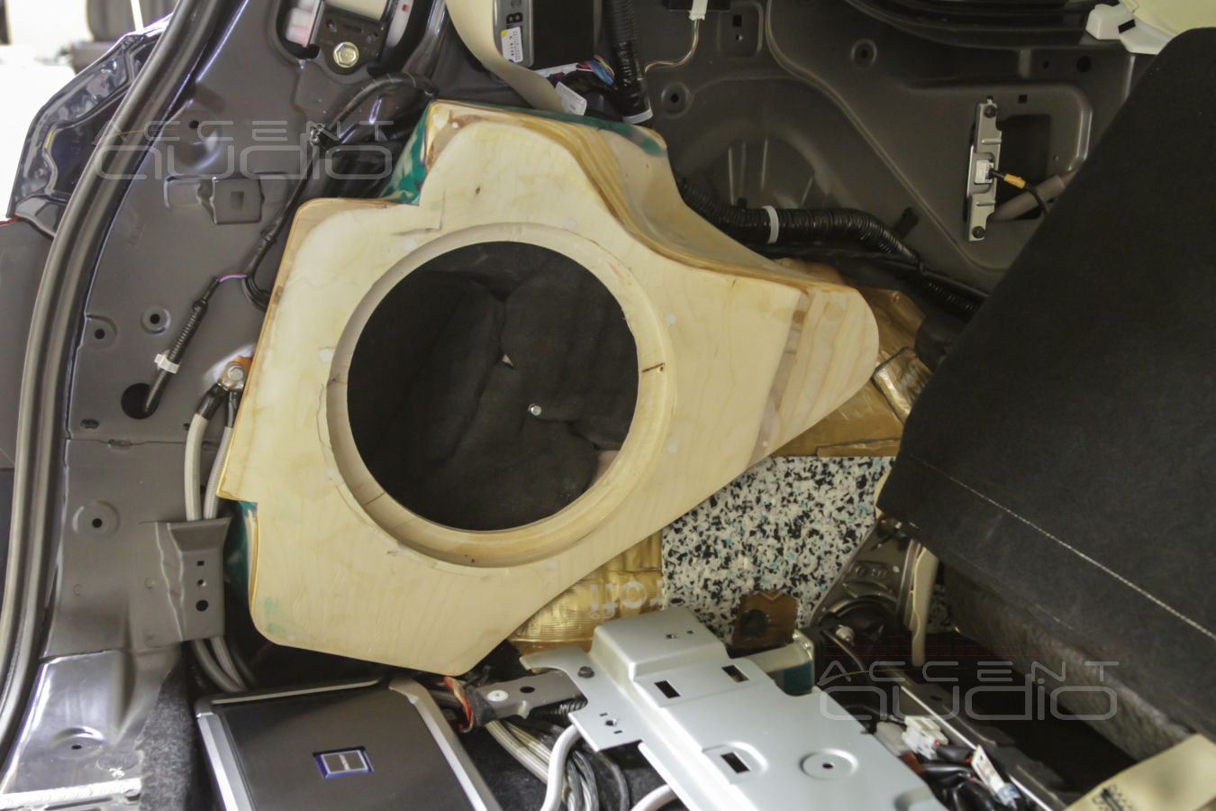 Настоящий сабвуфер-стелс для Infiniti QX80 – злой JLAudio в нежно-бежевом оформлении