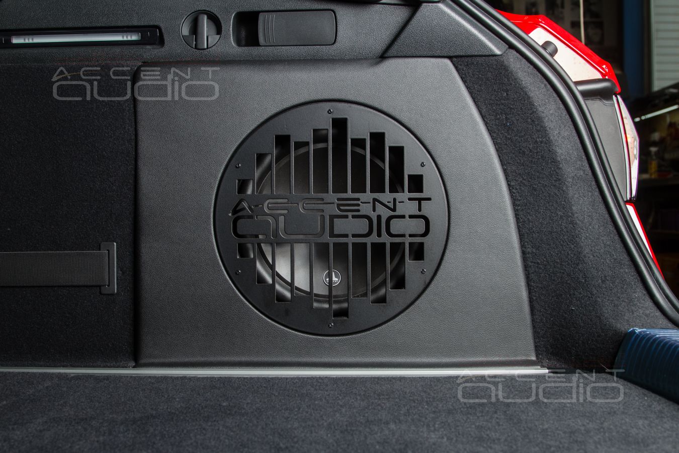 Полная интеграция и стильная встройка: сабвуфер-стелс для Audi A4 Avant 2021