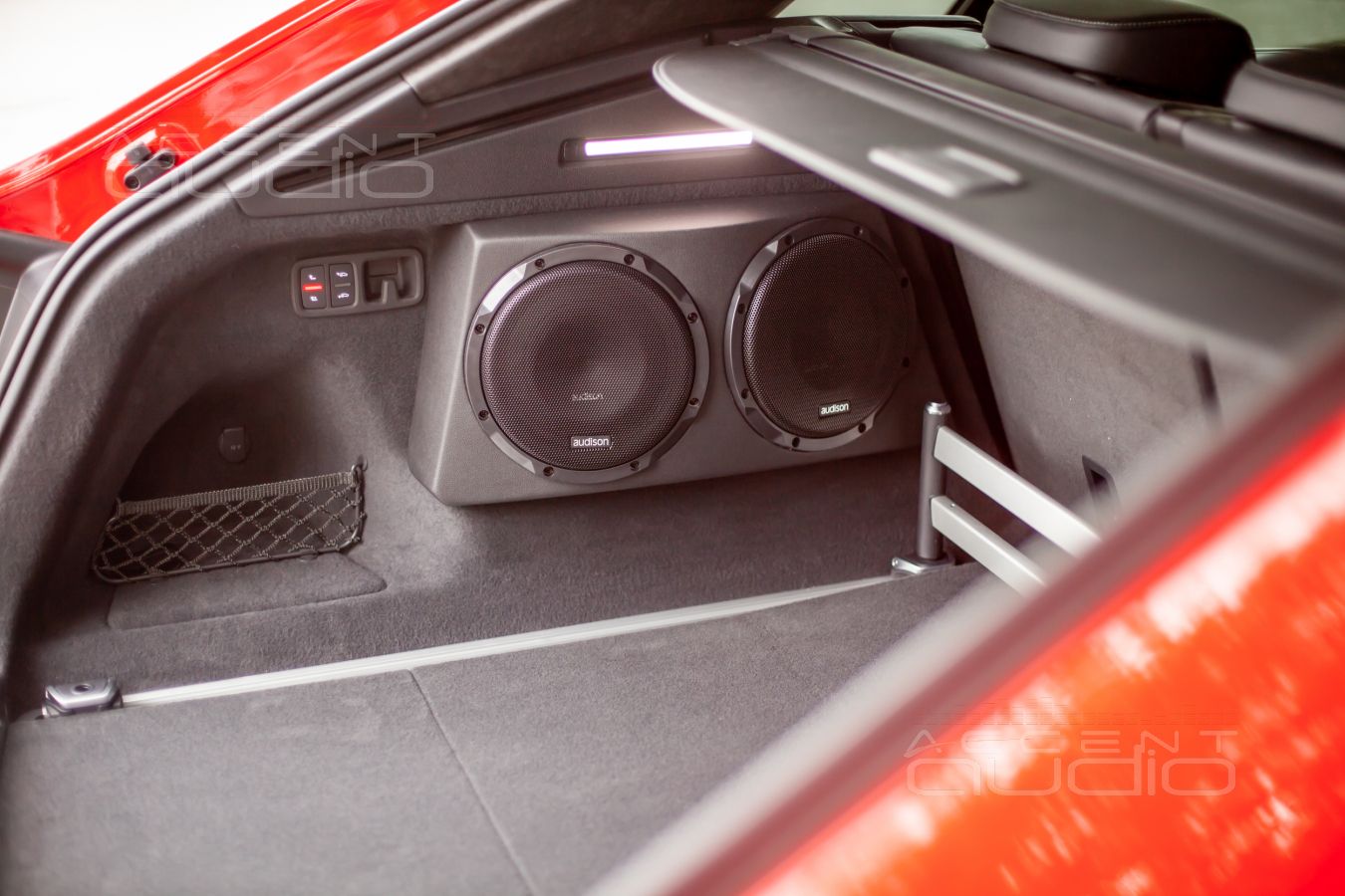 Сдвоенный сабвуфер-стелс для Audi Q8 – оригинальное и лучшее решение