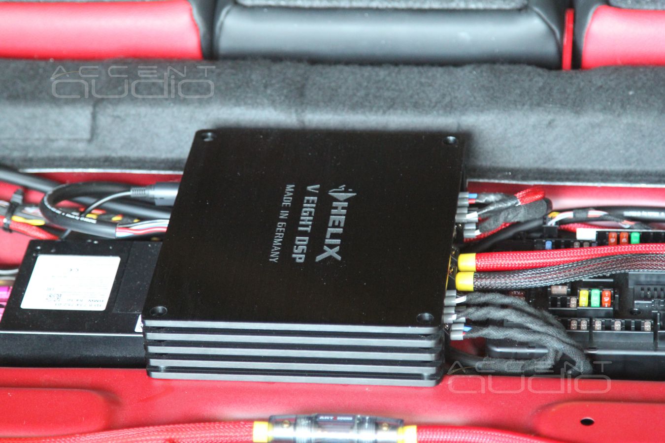 Восьмиканальный процессорный усилитель Helix VEight в багажном отсеке BMW 118i