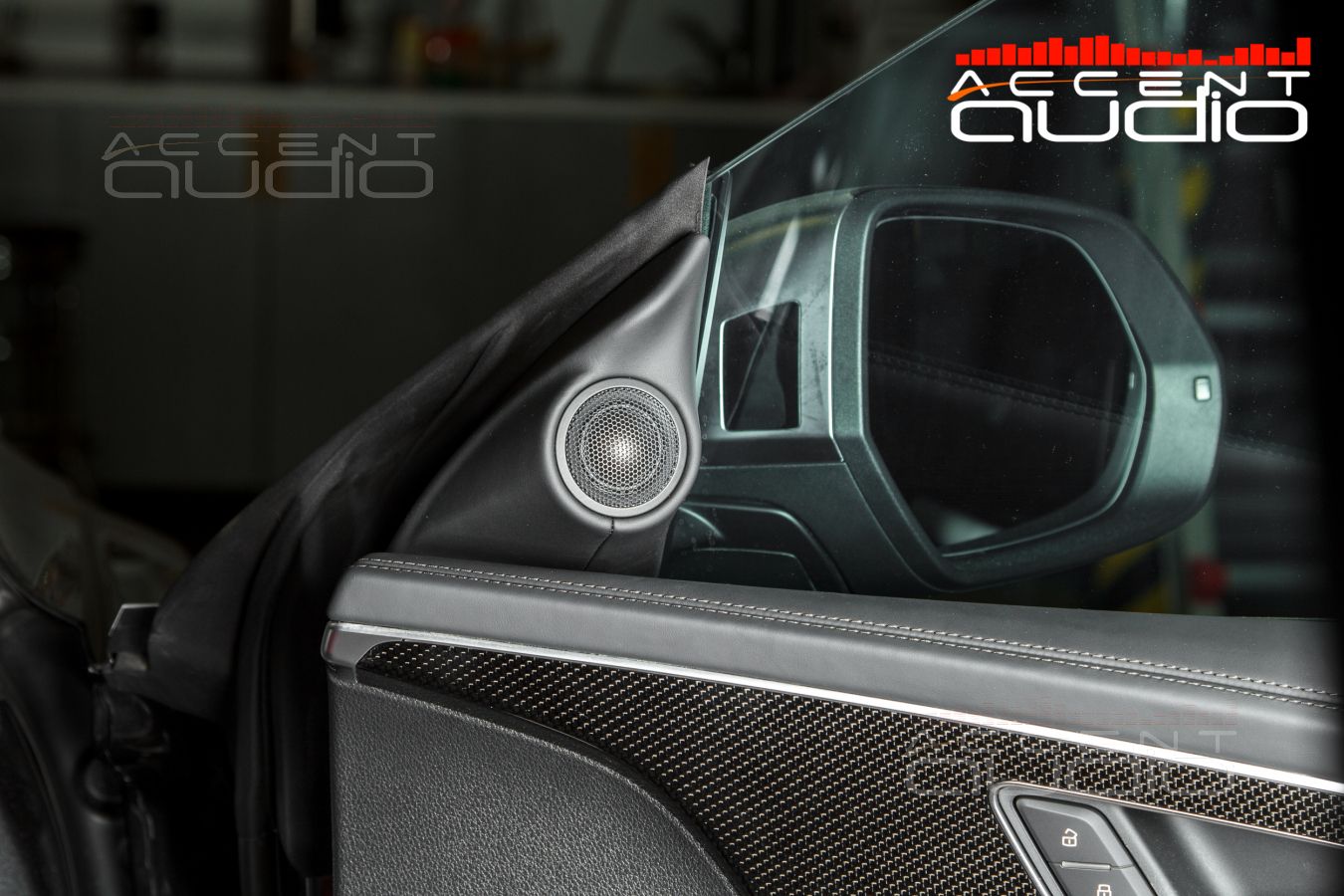 Комплект из двух подиумов для установки высокочастотных излучателей в Audi Q8 2018-2024.