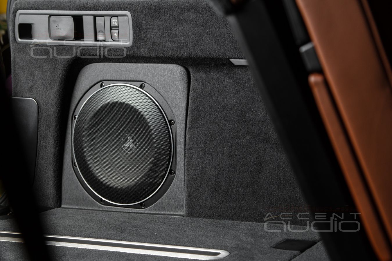 Главный по басу: сабвуфер-стелс для BMW X5 с динамиком JLAudio