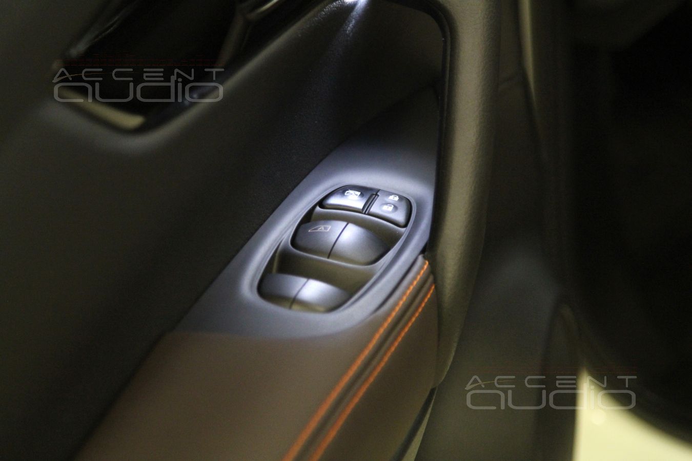 Подсветка кнопок стеклоподъемников и пространства вокруг автомобиля