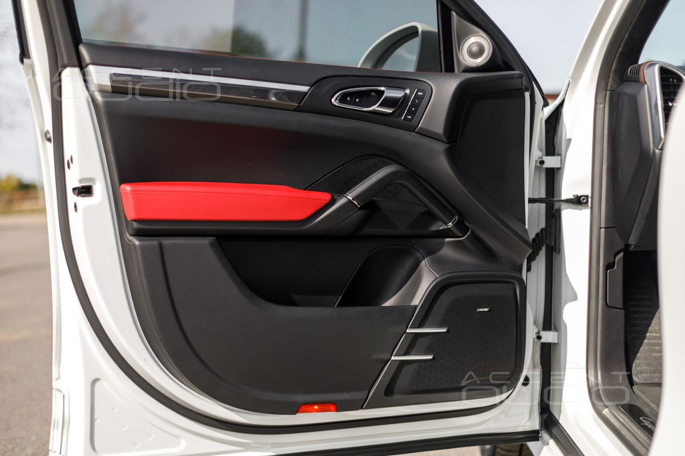 Аудиоподготовка дверей и установка мидбасов ScanSpeak 18W в Porsche Cayenne