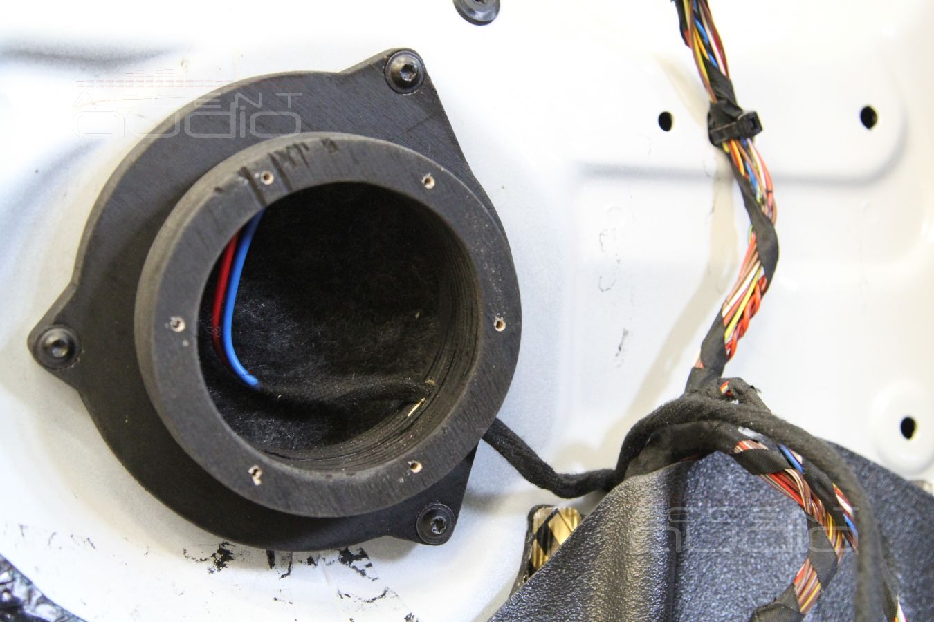 Установка среднечастотных излучателей в BMW X5