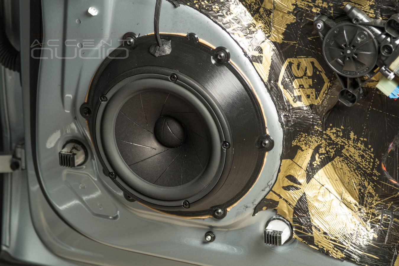 Монтаж знаменитых ScanSpeak Revelator 18W  в  Porsche Macan