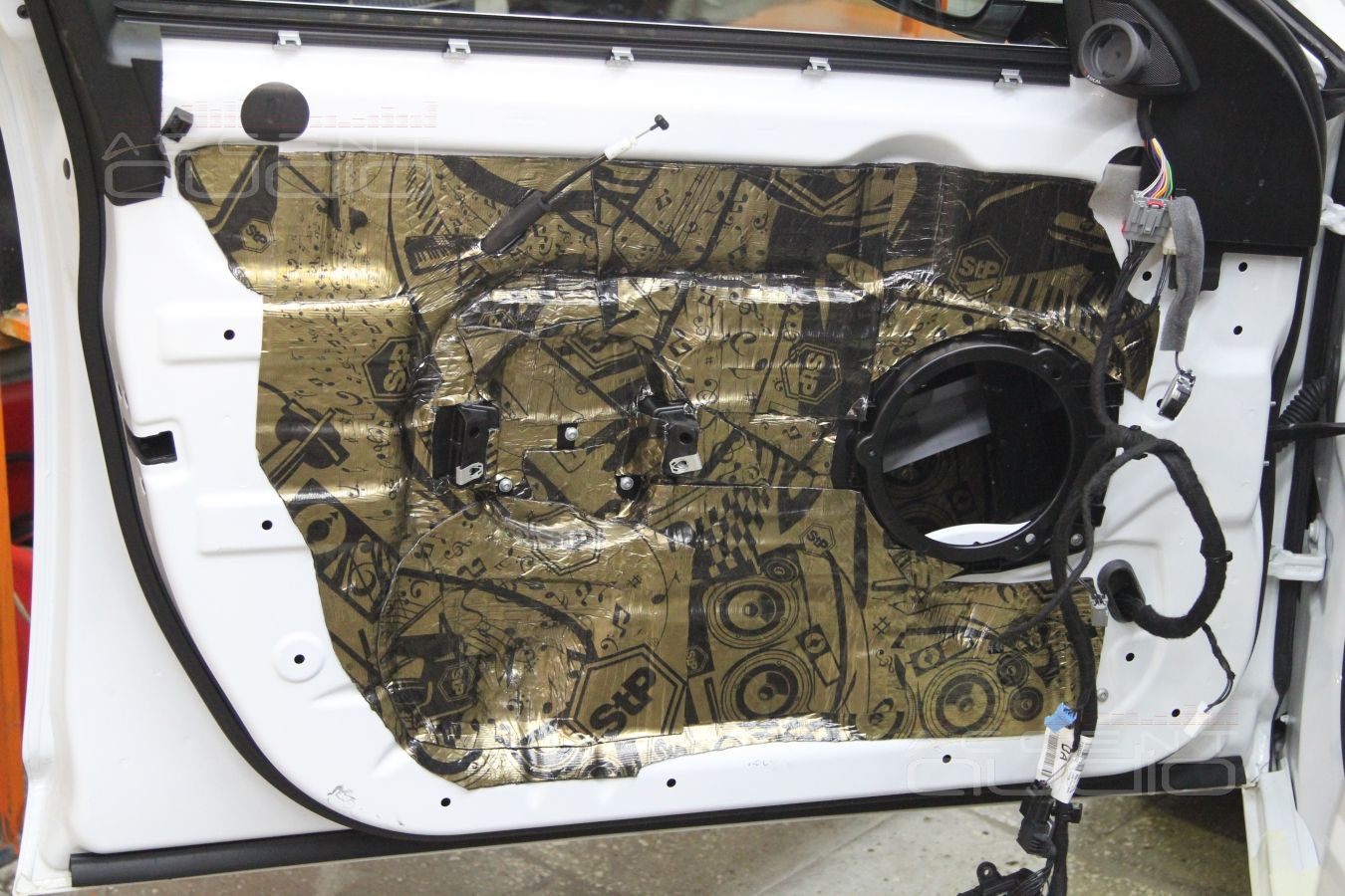 Подготовка дверей, установка акустики Focal