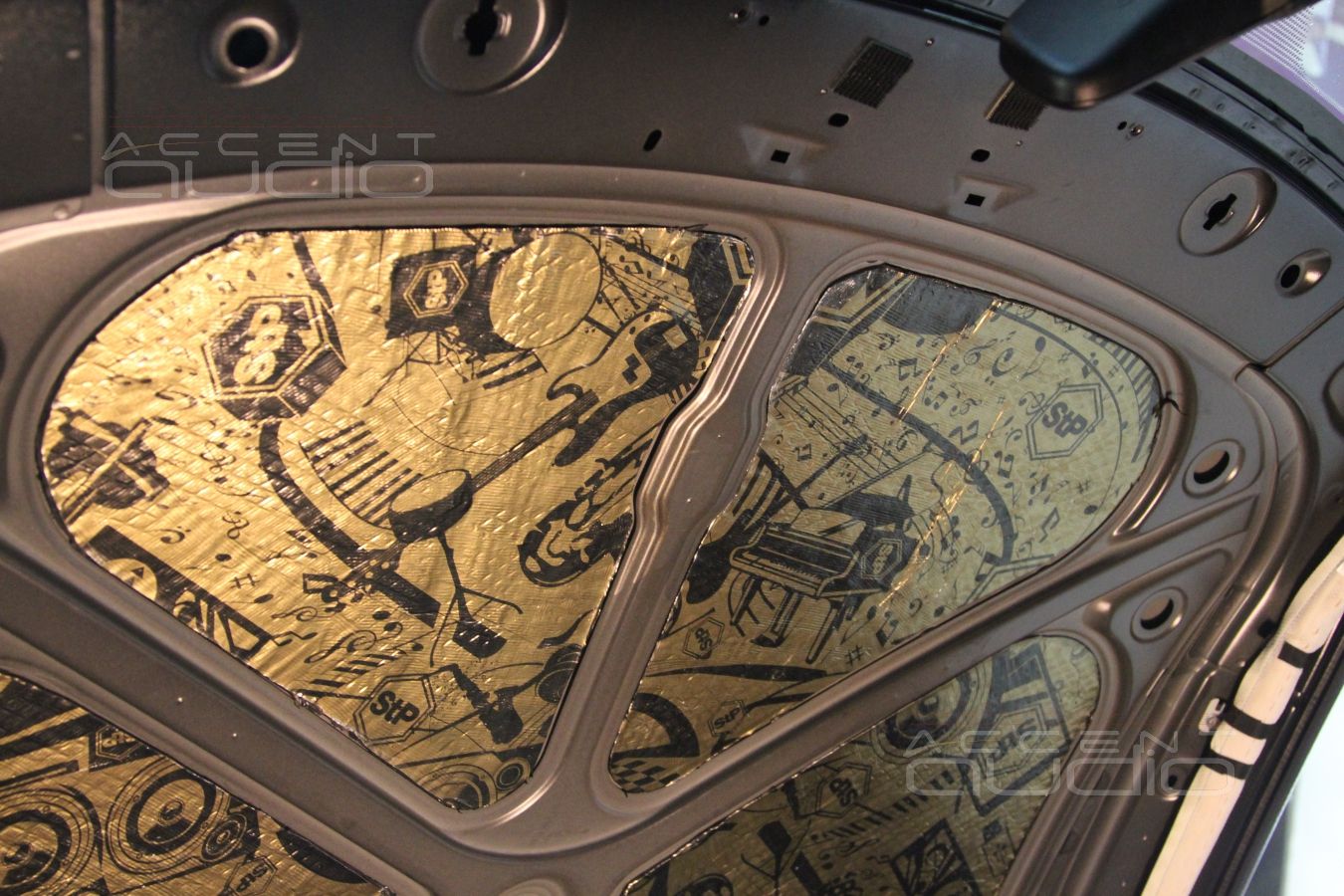 Шумоизоляция крыши Nissan GT-R в 2 слоя