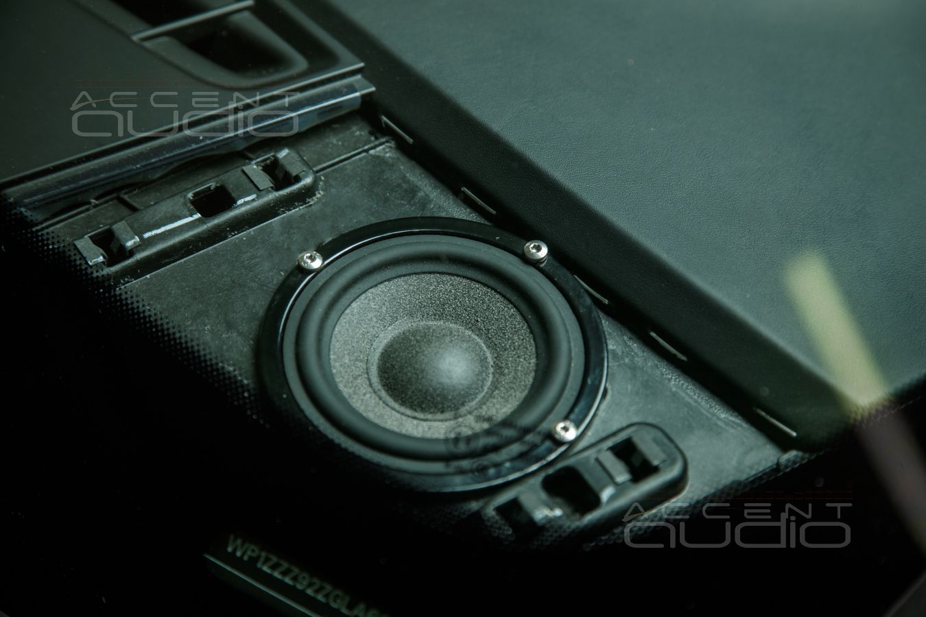 Сложное решение важной задачи: установка среднечастотных динамиков Brax в Porsche Cayenne