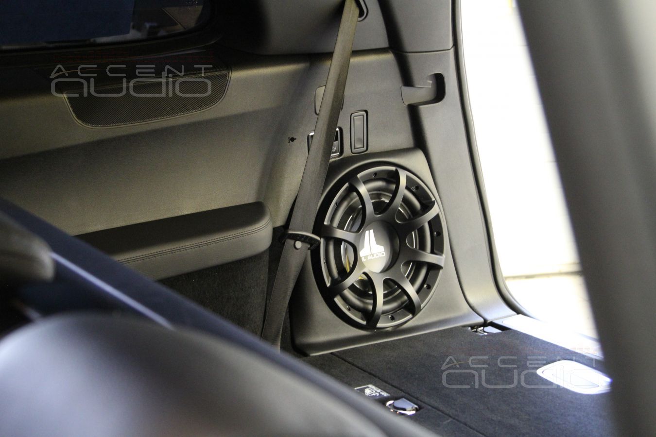 Встроенный Cабвуфер JLAudio 10TW3 в Mercedes-Benz GLS