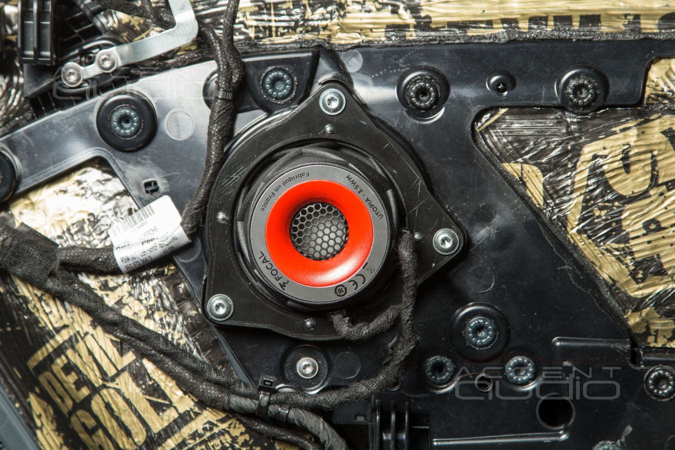 Простой монтаж среднечастотных динамиков Focal 3,5WM Midrange Utopia Be M в 911