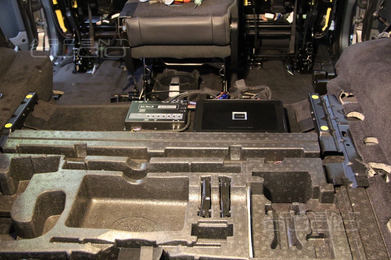 Установка усилителя и аудиопроцессора в Range Rover Discovery