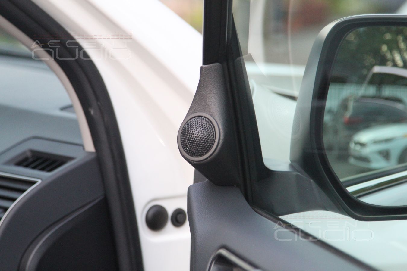 Установка трехполосной акустики в Toyota Prado 150: твитеры Eton и подиумы для них