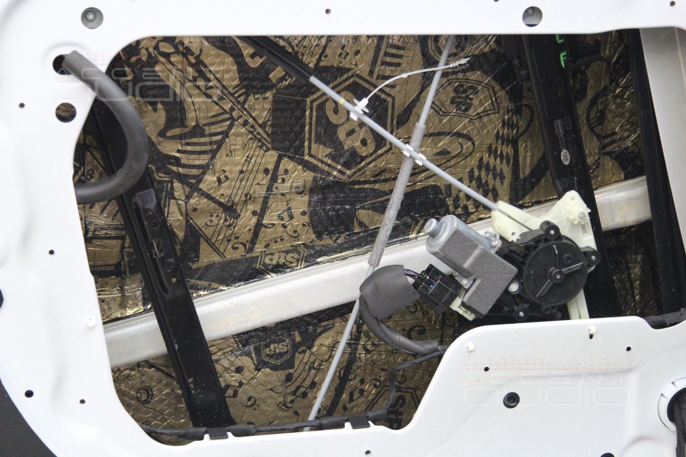 Установка трехполосной акустики Focal в Range Rover Sport