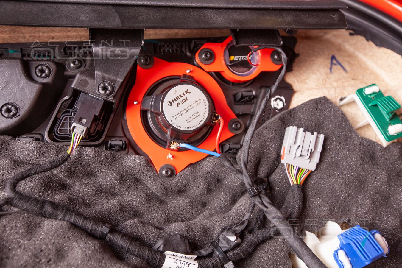 Установка акустики: Eton, Helix, SOAudio – все друзья в одной двери Volvo XC60