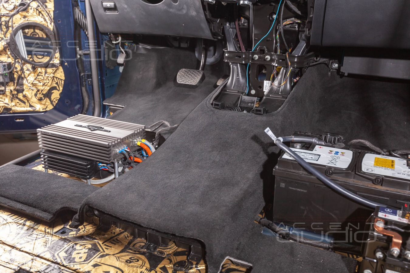 Установка усилителей Helix и Zapco в микроавтобус Mercedes-Benz Vito W447