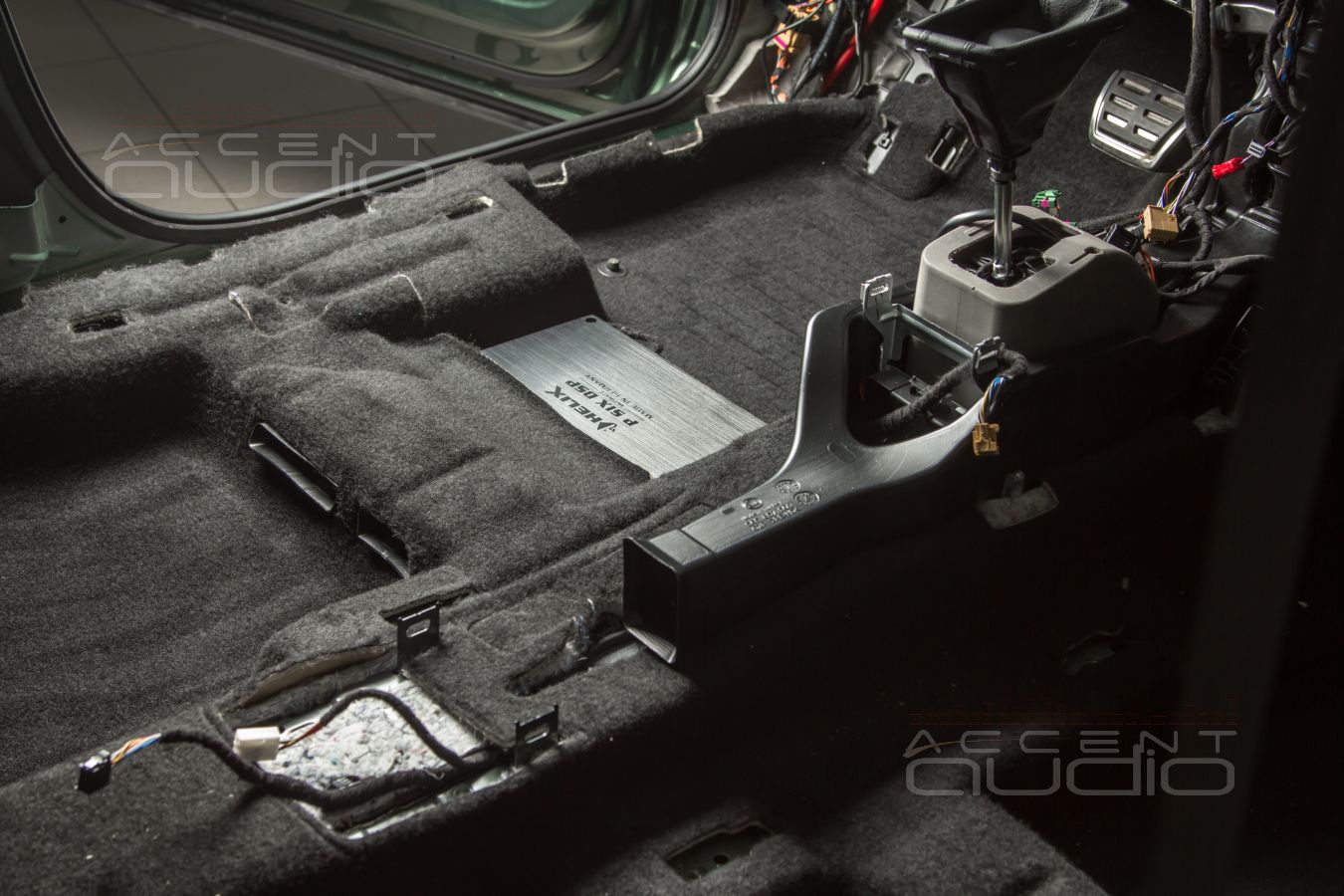 Скрытый монтаж процессорного усилителя Helix PSix Ultimate под сидение Skoda Kodiaq