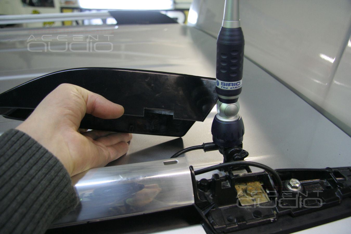 Бережно устанавливаем радиостанцию MegaJet MJ-555 в новый Toyota Highlander