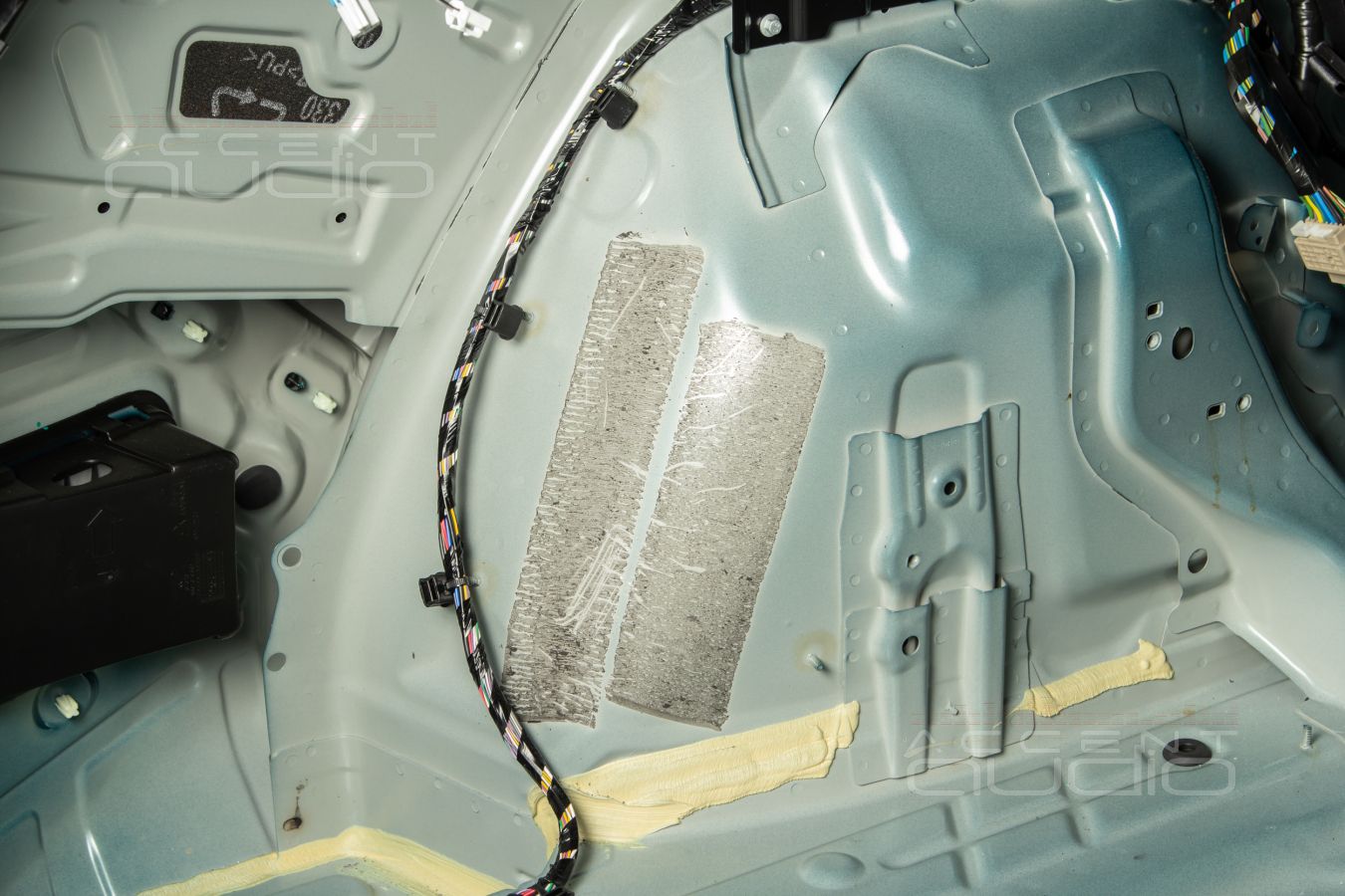 Шумоизоляция Geely Monjaro: первый слой - самый важный !