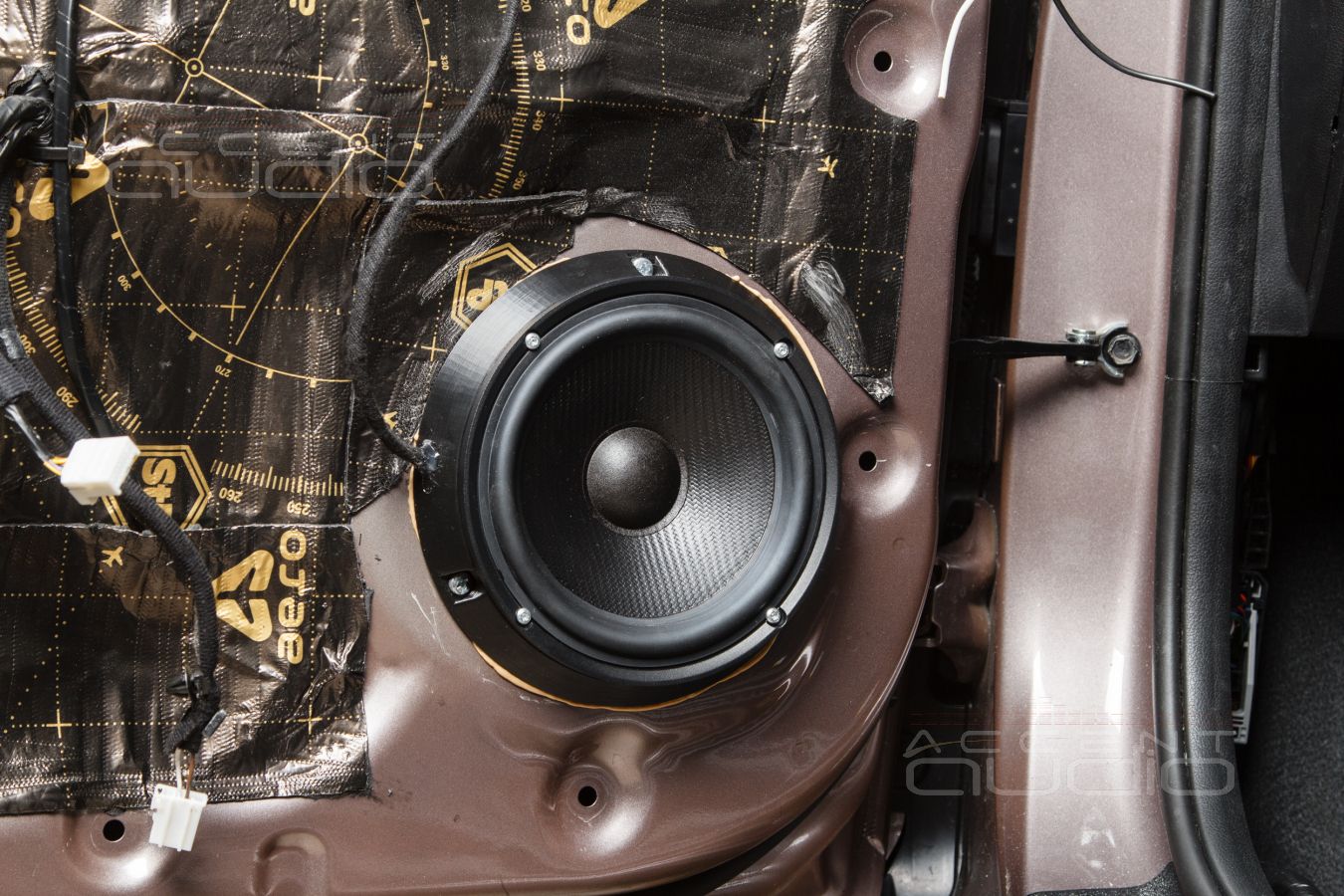 Аудиоподготовка дверей Kia Rio X и установка новых мидбасовых динамиков SOAudio